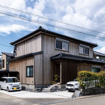 信濃川の雄大な景色を望む 素材感豊かな二世帯住宅