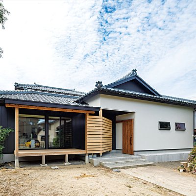 庭に向かって大きく開いた 光と風が通り抜ける住まい